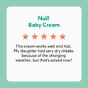 Baby met tube Naïf crème in hand, glimlachend. Tekst: Dermatologisch getest, met macadamia en amandelolie.
