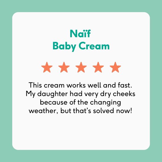 Baby met tube Naïf crème in hand, glimlachend. Tekst: Dermatologisch getest, met macadamia en amandelolie.