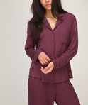 Model draagt een paarse pyjamajack met knopen, kraag en borstzak van jersey.