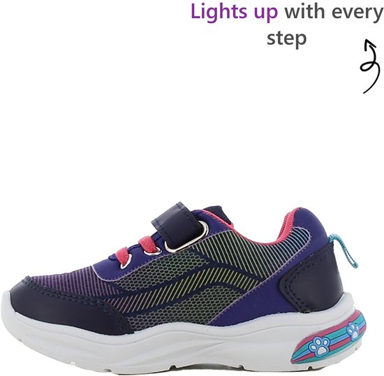 Blauwe kindersneaker met roze accenten en pootafdrukken op de zool. Tekst: 'Licht op bij elke stap'.