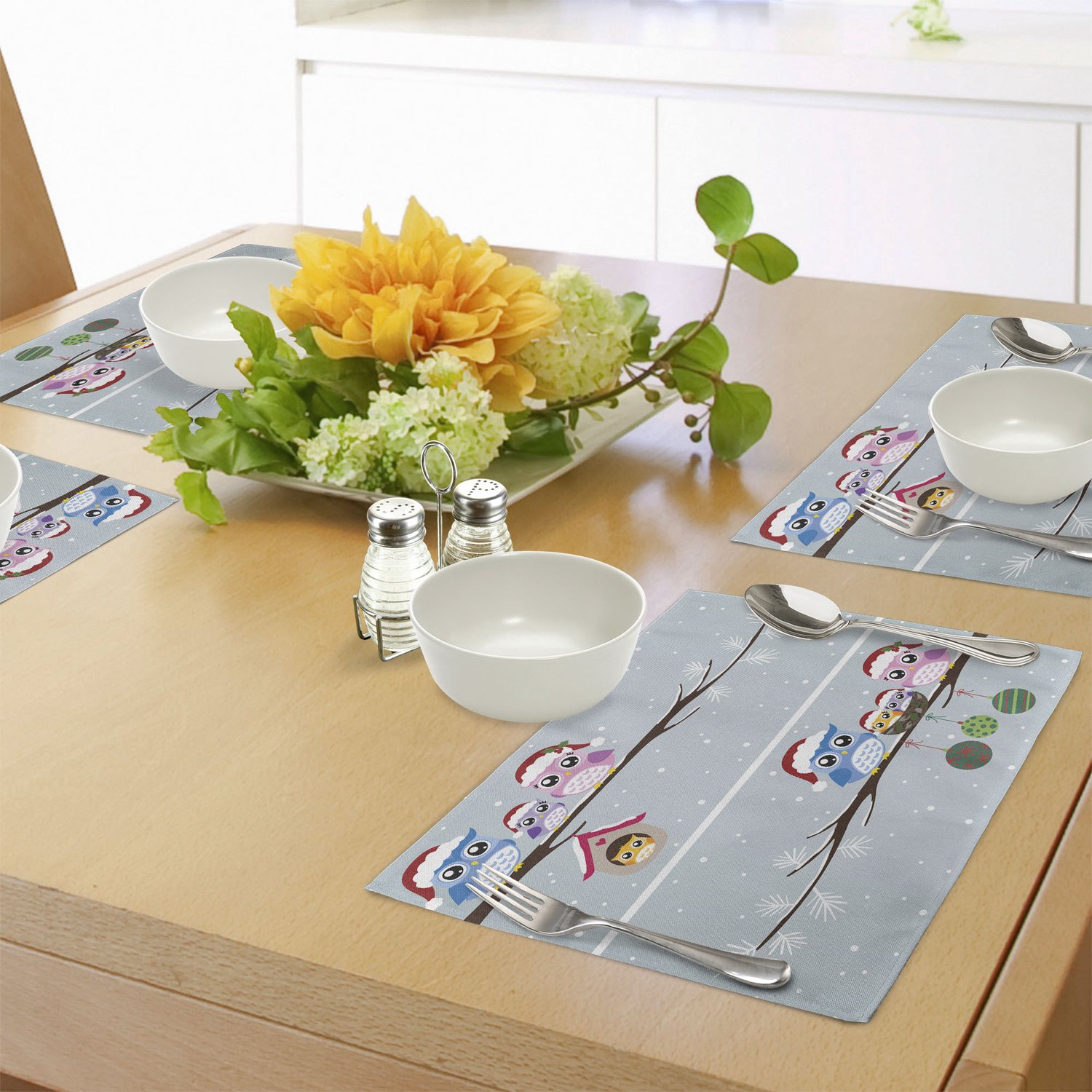 ABAKUHAUS Kerst Placemats Set van 4, Uil Familie met Kerstman Mutsen op Boom Tak met in Nest Vogels Besneeuwde Winter Print, Wasbare Stoffen Placemats voor de Eettafel, Standaardformaat, Grijs