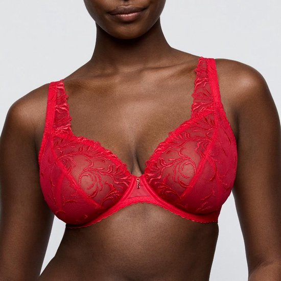 Vooraanzicht van een rode PrimaDonna beha met kant en geborduurde details, gedragen door een model.