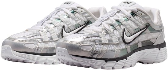 Paar witte Nike P-6000 SE dames sneakers met zilveren en groene details.
