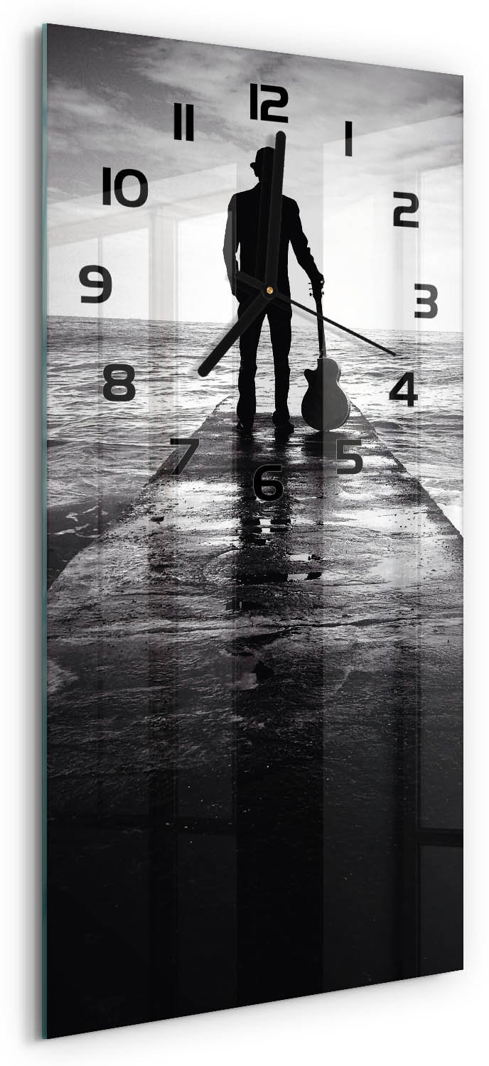 Tulup Wandklok - Gitarist op de pier Gekleurde Glazen Klok - 30x60 cm - Zwart-wit Glazen Klok Met Print - Zwarte handen - Rechthoekige Klok - Moderne Wandklok Glas - Wandklok Glas Decoratie