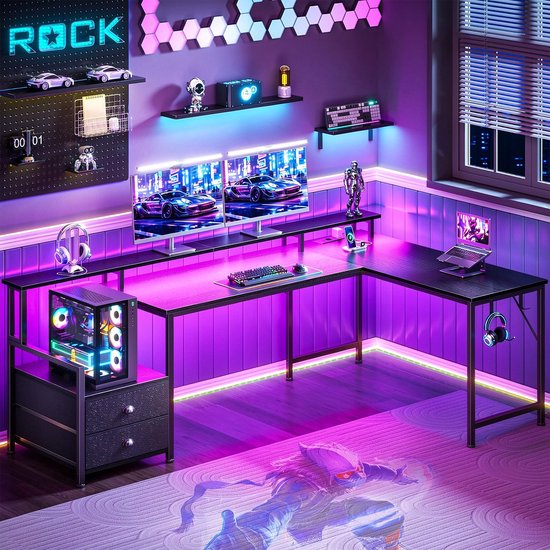 Zwart hoekbureau met RGB-verlichting, monitorstandaard, stoffen lades en diverse gaming-accessoires.