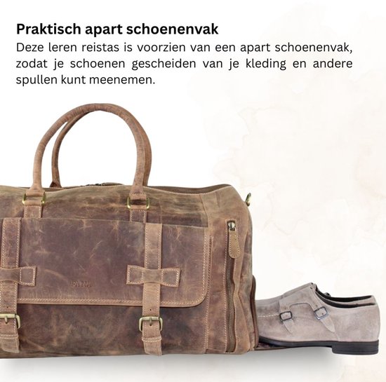Bruine leren weekendtas met een apart schoenenvak, met een schoen erin uitgestald.