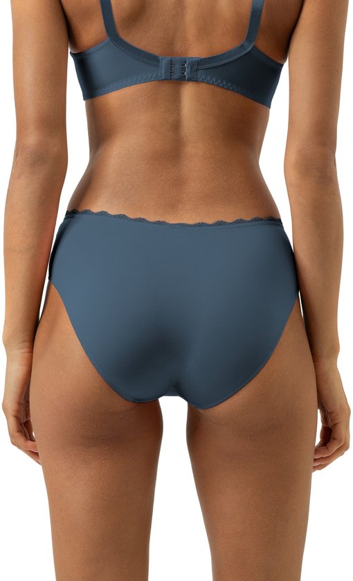 Achterkant van een blauwe dames-slip met kanten detail, gedragen door een model.