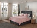 Dekbedovertrek van gewassen katoen in 'Haze Coral' roze op een donkergrijs bed in een moderne slaapkamer.