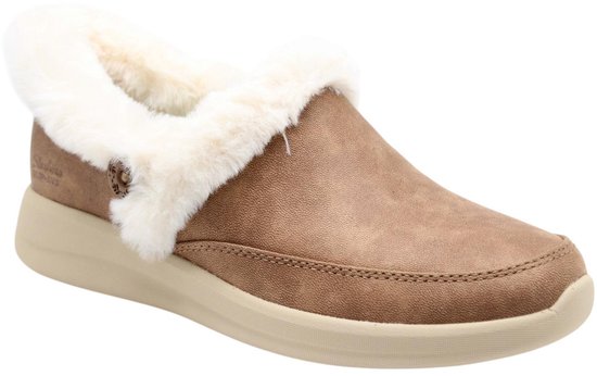 Bruine Skechers Slip-ins slof met witte imitatiebont voering, decoratieve knoop en beige zool.