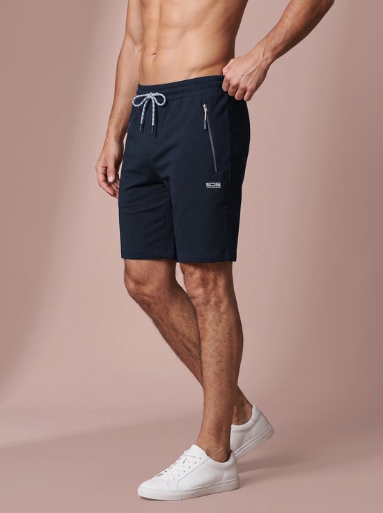 Zijaanzicht van marineblauwe sportshort met elastische tailleband, ritszakken en SJS-logo op de dij.