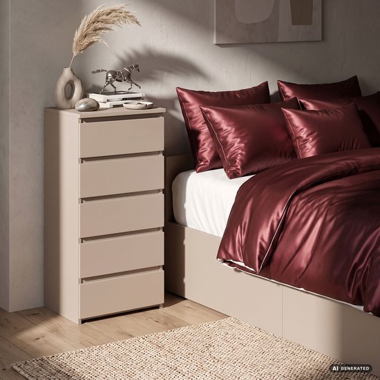 Taupekleurige ladekast in een slaapkamer naast een bed met bordeauxrode satijnen lakens.
