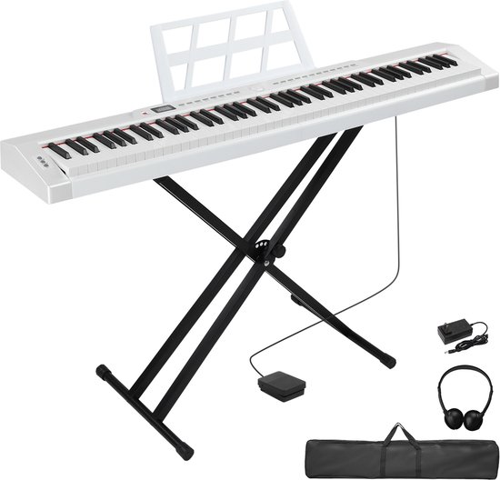 Witte digitale piano met 88 toetsen op een zwart X-standaard, inclusief muziekbladhouder, pedaal, hoofdtelefoon en draagtas.