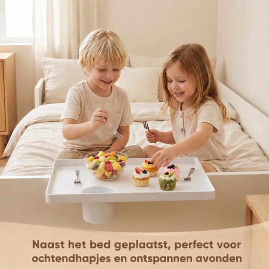 Twee kinderen genieten van snacks op een bedplankje met mok en cupcakes.