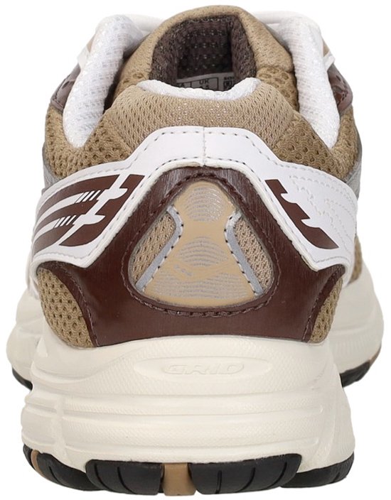 Achteraanzicht van beige Saucony Grid Legacy sneaker met witte hielkap en Grid-merknaam in de zool.