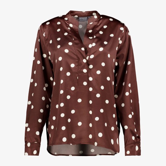 Bruine satijnen blouse met witte polkadots en V-hals.