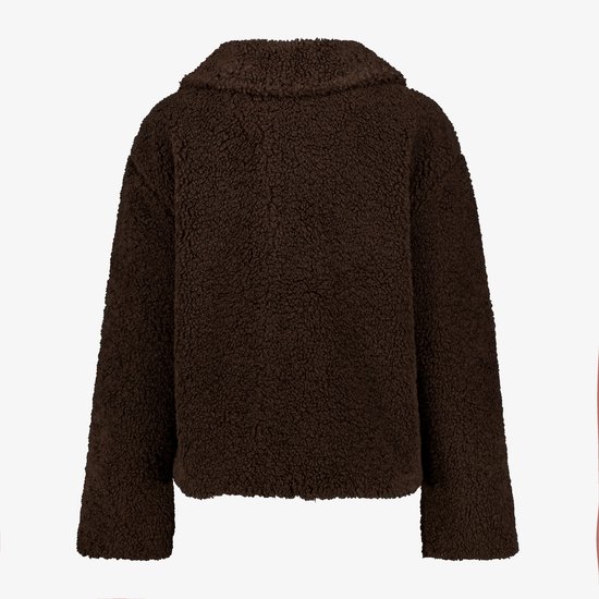 Achterkant van een bruine teddy jas met een opstaande kraag en lange mouwen.