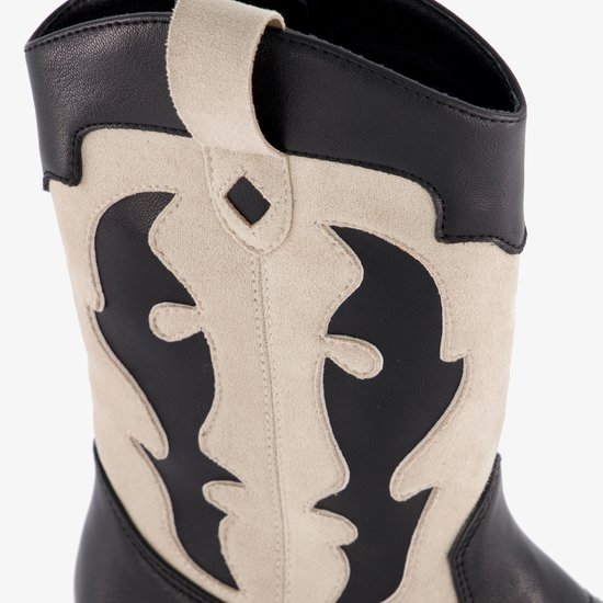 Close-up van de schacht van de zwarte westernlaars met beige suède-look details.