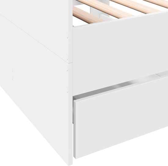 Detail van de witte zijkant van het dagbed met zichtbare verbindingen en een uitgetrokken lade.