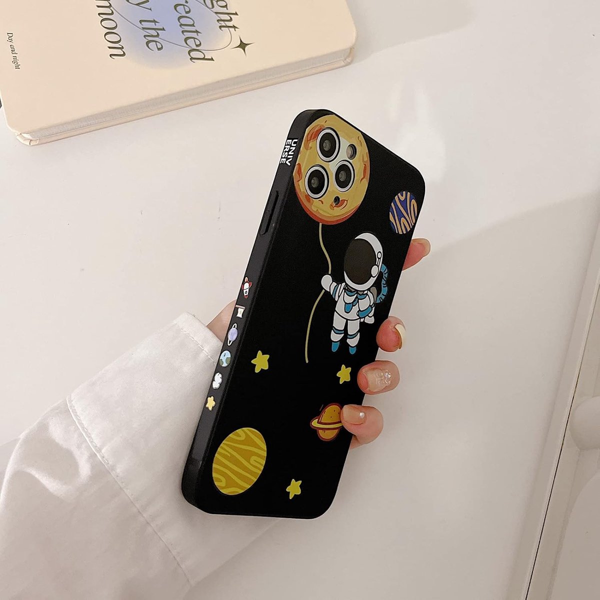 Queen voor iPhone 15 Pro Max Schattige Hoes, Cartoon Astronaut Ruimte Planeet Design Stijlvolle Bumper Cover Zachte TPU Rubber Beschermende Anti-Slip Stootvast Hoesje (iPhone 15 Pro Max, Zwarte
