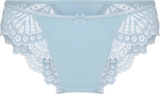 Slip brésilien bleu clair avec détails en dentelle sur les côtés et un nœud à l'avant.