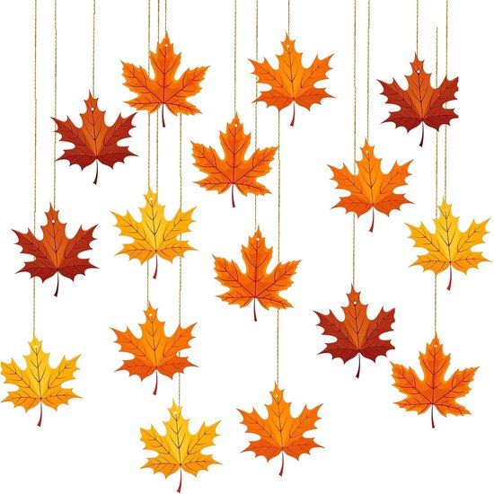 Zestien hangende esdoornblad decoraties in diverse herfstkleuren, geel, oranje en bruin.