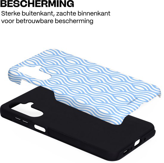 Zwarte telefoonhoes met een lichtblauwe zeegolf patroon aan de buitenzijde.