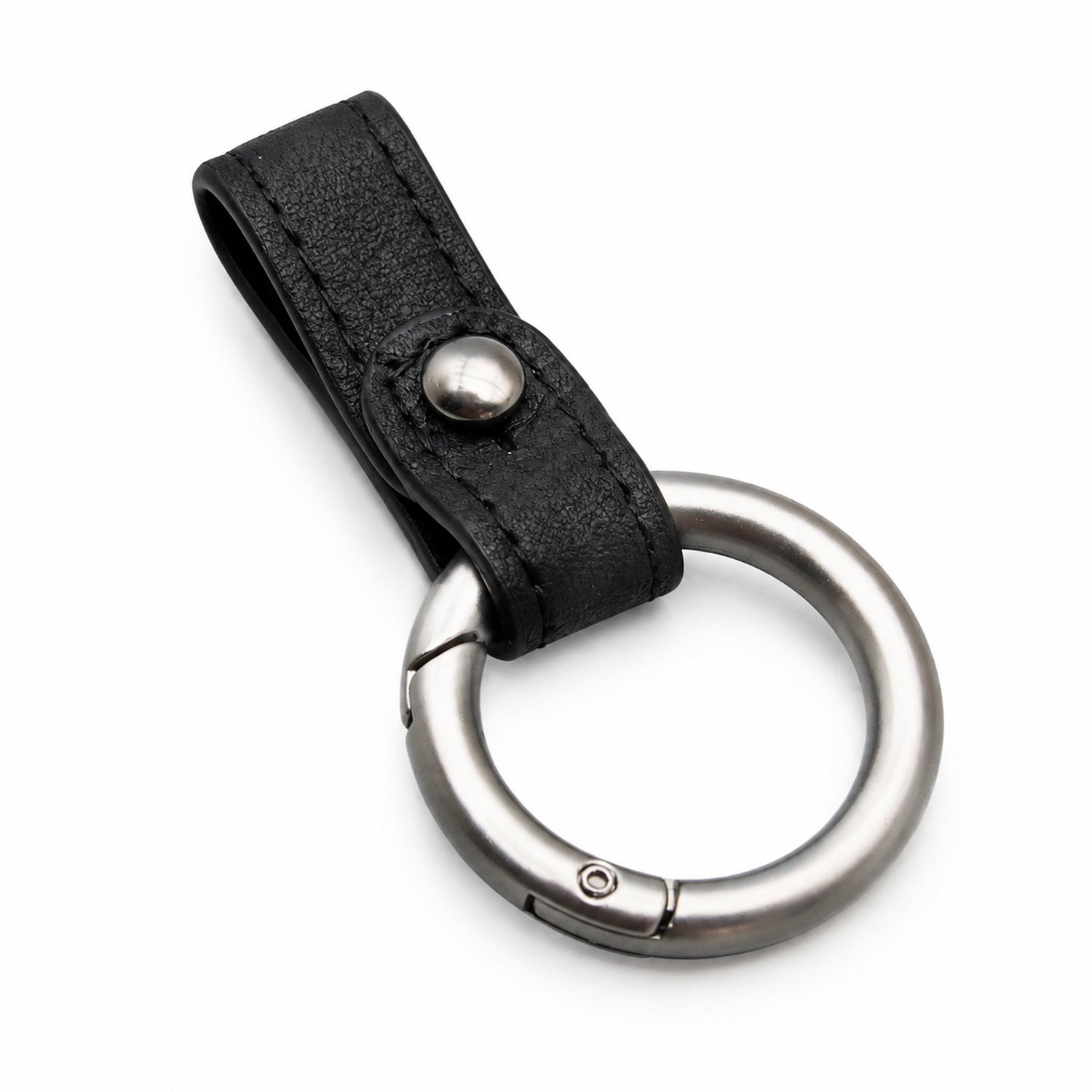 Sleutelhanger van zwart rundleer met mat gunmetalkleurige sleutelring, gestikte leren lus met afgewerkte randen