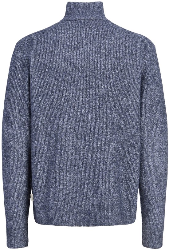 Achterkant van een blauw gemêleerde gebreide polo met ritssluiting.