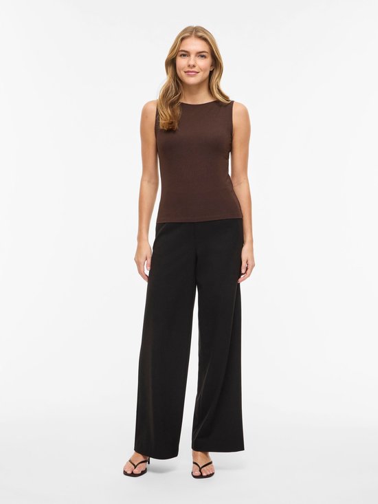 Vrouw, voorkant, bruine mouwloze top met boothals, zwarte broek en sandalen
