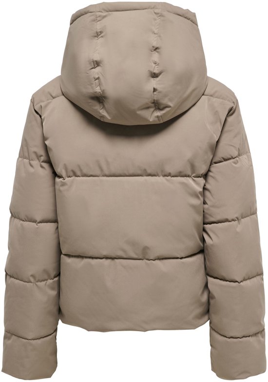 Achterkant van een beige, gewatteerde pufferjas met een ruime capuchon.