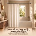Douchegordijn opgehangen met een zwarte roede. Tekst: Jouw douchegordijn, zo opgehangen. Zonder boren.