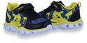 Zwarte en blauwe Pokémon-sneakers met Pikachu-afbeelding, klittenbandsluiting, gele accenten en dikke witte zool.