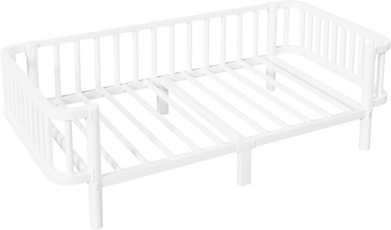 Wit metalen eenpersoonsbedframe met ombouw en lattenbodem.