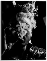 Forex - Sigaret met Opstijgende Rook (Zwart Wit) - 30x40cm Foto op Forex