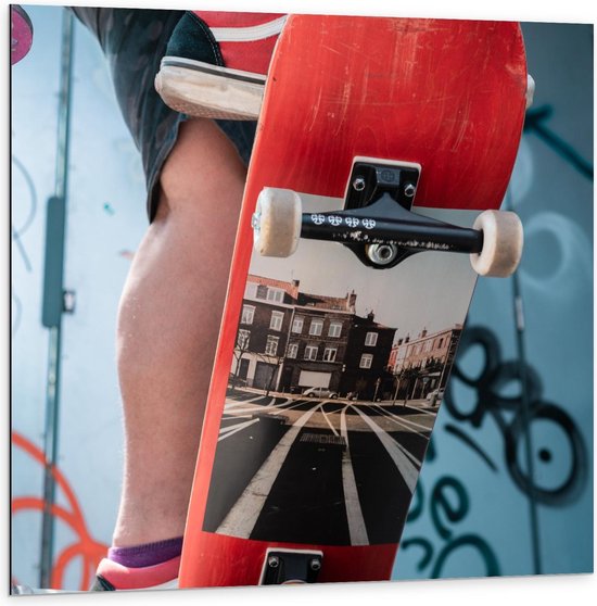 Dibond - Skater met Rood Skateboard - 100x100cm Foto op Aluminium (Met Ophangsysteem)