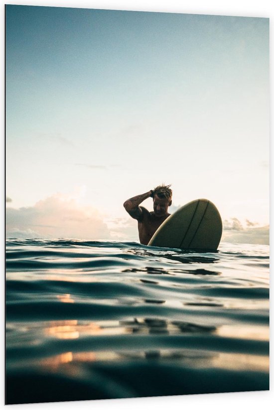 Dibond - Surfer in de Zee - 100x150cm Foto op Aluminium (Wanddecoratie van metaal)