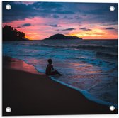 Tuinposter – Kind in Zee tijdens Zonsondergang - 50x50cm Foto op Tuinposter  (wanddecoratie voor buiten en binnen)