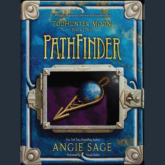 Boekomslag: "Todhunter Moon, Book One Pathfinder" door Angie Sage. Blauwe kaft met gouden letters en een medaillon met wereldbol.