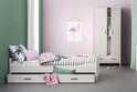 Kinderkamer met een bed en een posterhanger aan de muur met een roze flamingo illustratie. Houten latten en ophangkoord.