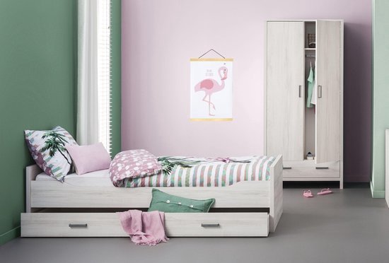 Kinderkamer met een bed en een posterhanger aan de muur met een roze flamingo illustratie. Houten latten en ophangkoord.