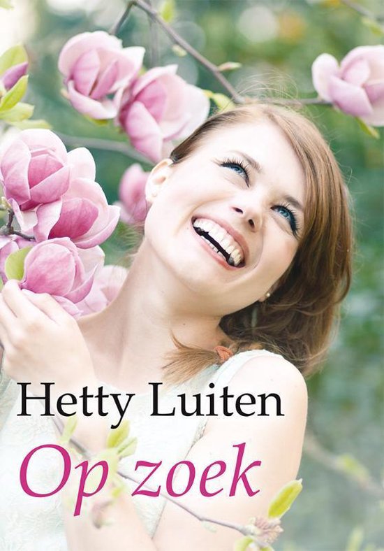 Vrouw lacht onder roze magnolia bloesems, titel "Op zoek".