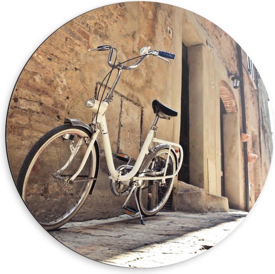 Dibond Wandcirkel - Witte Fiets in Oud Dorpje - 60x60cm Foto op Aluminium Wandcirkel (met ophangsysteem)