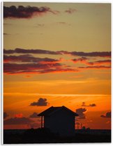Forex - Silhouet van Klein Huisje met Wolken - 30x40cm Foto op Forex