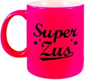 Super zus cadeau mok / beker neon roze met sterren 330 ml