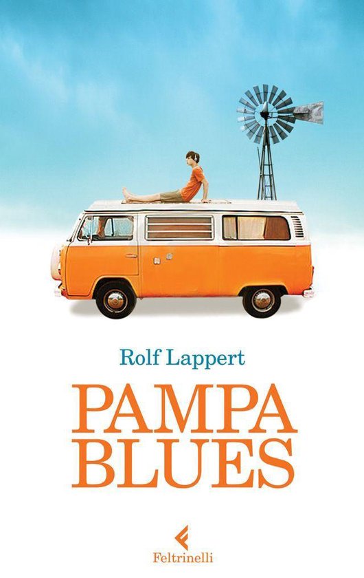 Boek 'Pampa Blues' van Rolf Lappert. Een oranje en witte bus met een jongen bovenop, een windmolen en een blauwe lucht.