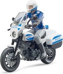Politieagent op een witte Ducati Scrambler motor met blauwe accenten en zwaailicht.