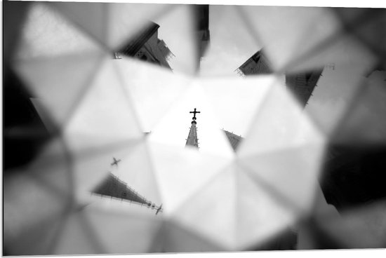 Dibond - Toren vanuit Hoekig Gebouw  - 90x60cm Foto op Aluminium (Wanddecoratie van metaal)