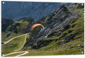Tuinposter – Parachute Tussen de Bergen - 120x80cm Foto op Tuinposter  (wanddecoratie voor buiten en binnen)