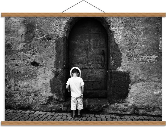 Schoolplaat – Kind bij gebouw (zwart/wit) - 90x60cm Foto op Textielposter (Wanddecoratie op Schoolplaat)