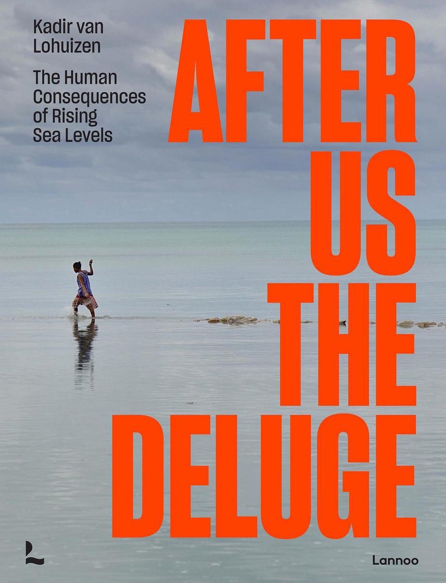 Kadir van Lohuizen: The Human Consequences of Rising Sea Levels, After Us The Deluge. Een persoon loopt in het water met de tekst 'AFTER US THE DELUGE' in grote oranje letters.